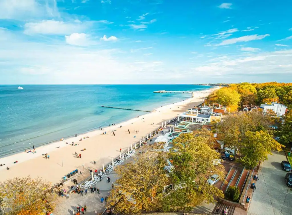 Strand von Kolberg an der polnischen Ostsee, ideal für Familien mit Kindern, die ein paar erholsame Tage am Meer verbringen möchten.