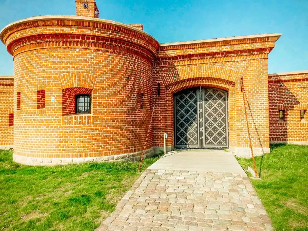 Festung Kolberg historische Überreste – Teile der ehemaligen Verteidigungsanlage von Kolberg erinnern an die militärische Geschichte der Stadt.