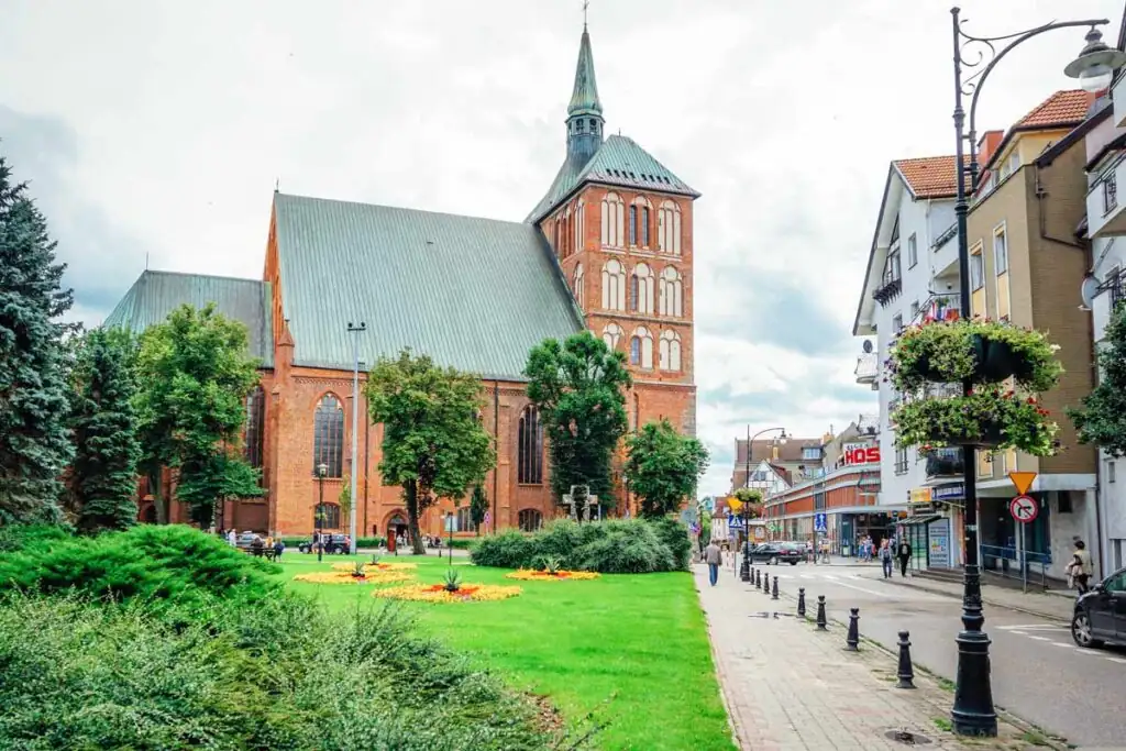 Marienbasilika Kolberg gotische Kirche – Historische Backsteinkirche aus dem 14. Jahrhundert mit beeindruckendem Hochaltar und der symbolträchtigen Schwebenden Krone.