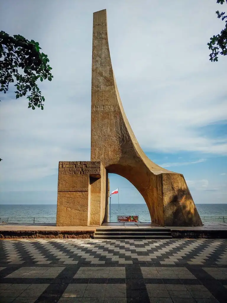 Statue Vermählung Polens mit der Ostsee Kolberg – Denkmal an der Promenade von Kolberg zur Erinnerung an die symbolische Rückkehr Polens zur Ostsee im Jahr 1945.