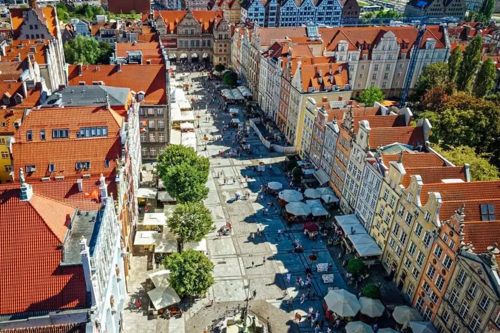 Der Lange Markt in Danzig mit historischen Kaufmannshäusern und dem imposanten Grünen Tor als östlichem Abschluss der berühmten Königsstraße