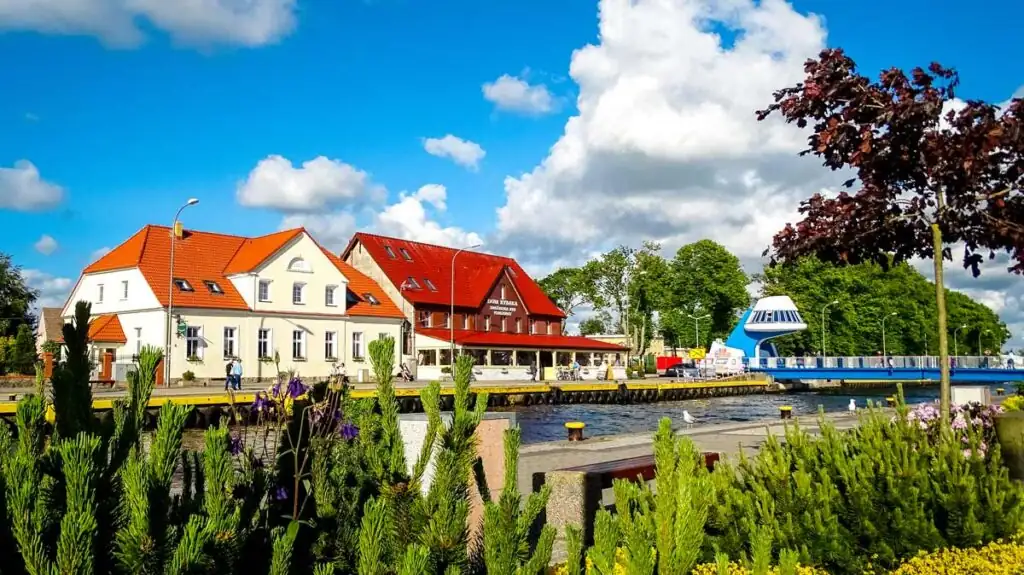 Schiebebrücke in Darłowo mit ihrem markanten Kontrollturm, die über den Fluss Wieprza führt und regelmäßig für den Schiffsverkehr zur Seite geschoben wird.