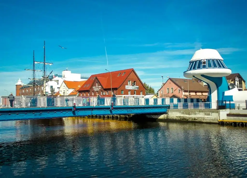 Schiebebrücke in Darłowo mit Blick auf den Hafen und umliegende Unterkünfte, ideal für einen Aufenthalt mit Blick aufs Wasser und in kurzer Distanz zum Strand.