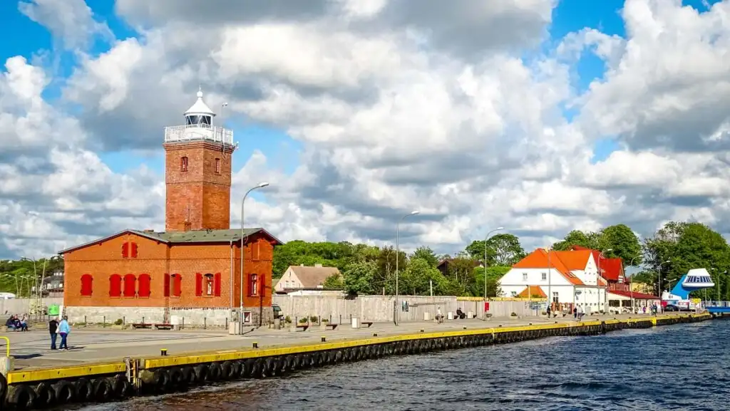 Leuchtturm Darłówko (Rügenwalde), viereckiger Backsteinturm mit Galerie und Laterne, erbaut 1885 in Darłówko, Polen.