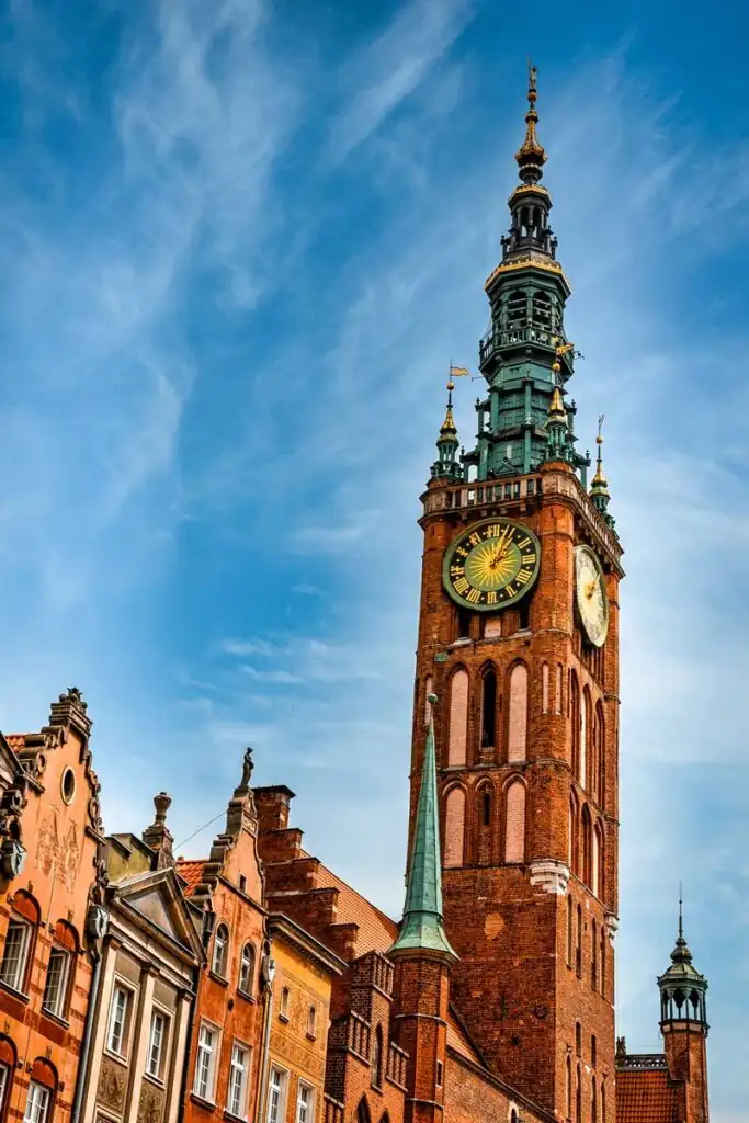 Rechtstädtisches Rathaus in Danzig mit Turmuhr und historischer Fassade.