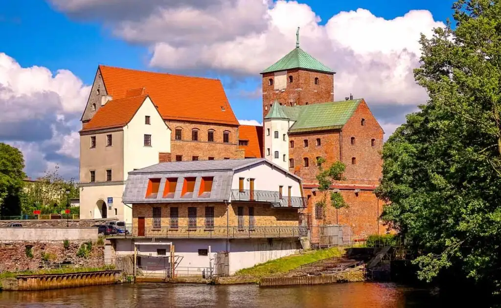 Das Schloss der Pommerschen Herzöge in Darłowo mit seiner markanten Burgarchitektur und einem hohen Turm.