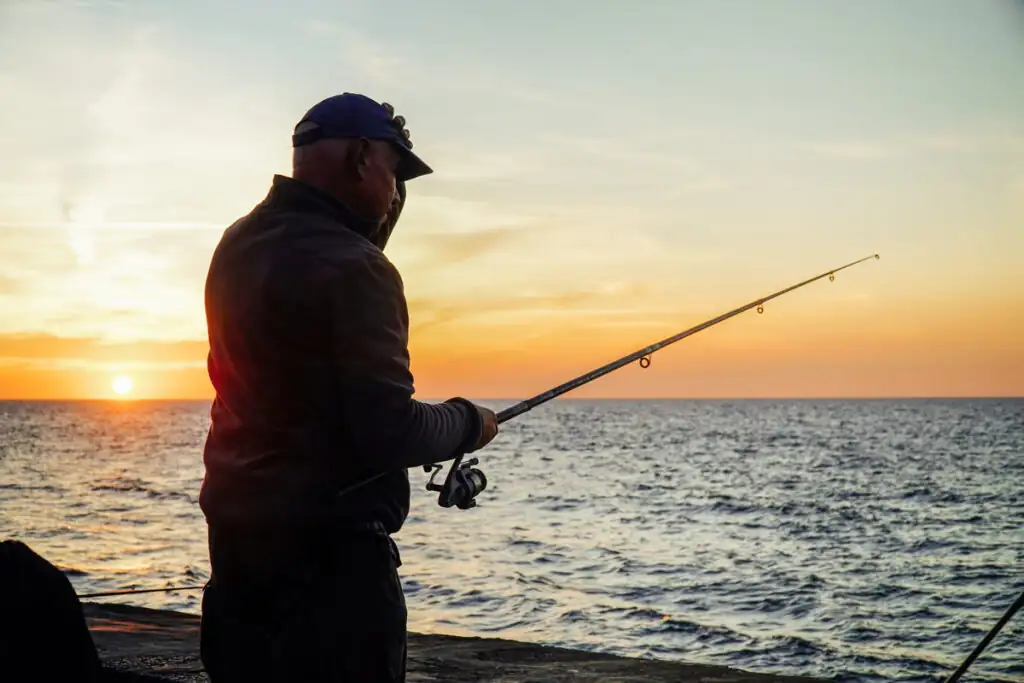 Angler in Darłowo an der Küste mit Blick auf die Ostsee oder beim Hochseeangeln auf einem Boot.