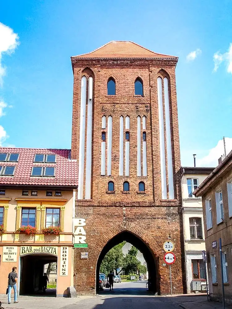 Historisches Hohe Tor in Darłowo, ein gut erhaltenes Beispiel gotischer Stadtbefestigung.