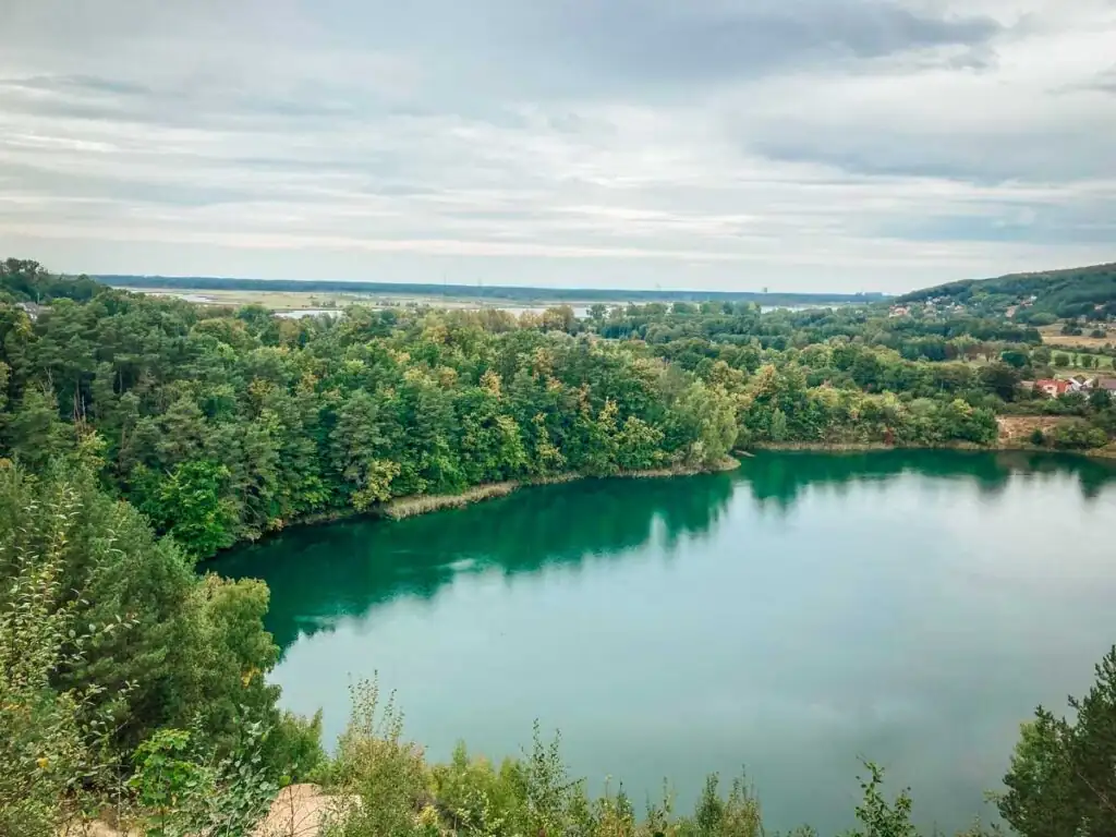Türkisfarbener See Jezioro Turkusowe auf der Insel Wollin, umgeben von grünem Wald.
