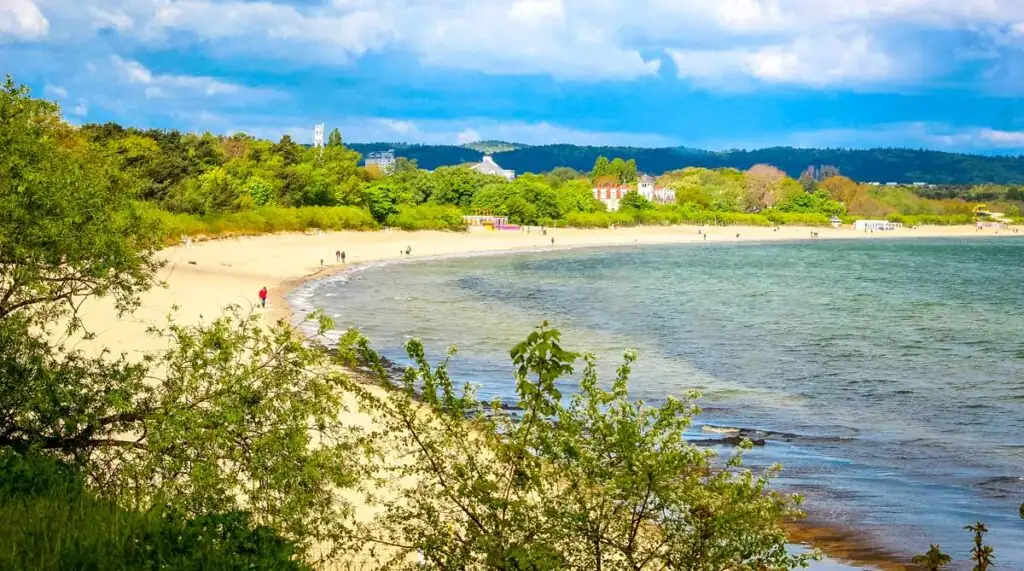 Strand von Brzeźno in Danzig an der Danziger Bucht mit feinem Sand und Blick aufs Meer