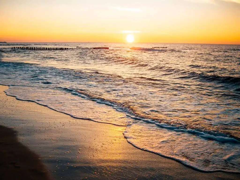 Sonnenuntergang am Strand von Mielno – stimmungsvolle Urlaubsszene an der polnischen Ostsee