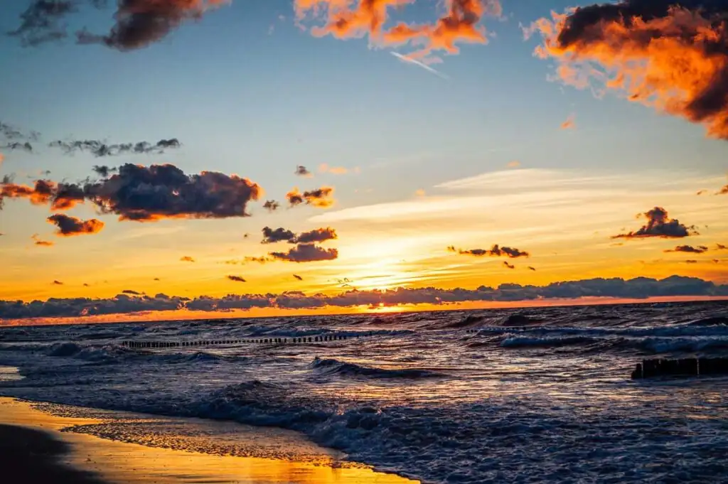 Sonnenuntergang am Strand von Mielno – typisches Sommerwetter an der polnischen Ostseeküste