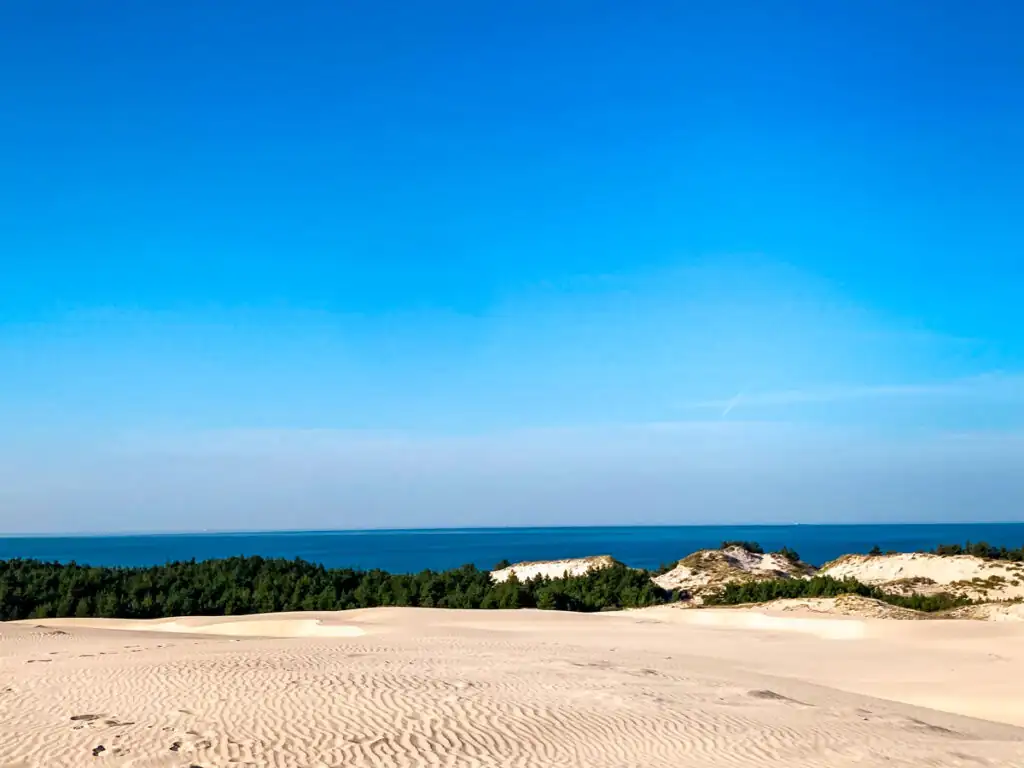 Wanderdüne im Słowiński-Nationalpark bei Łeba – sandige Hügel und offene Landschaft am Meer.