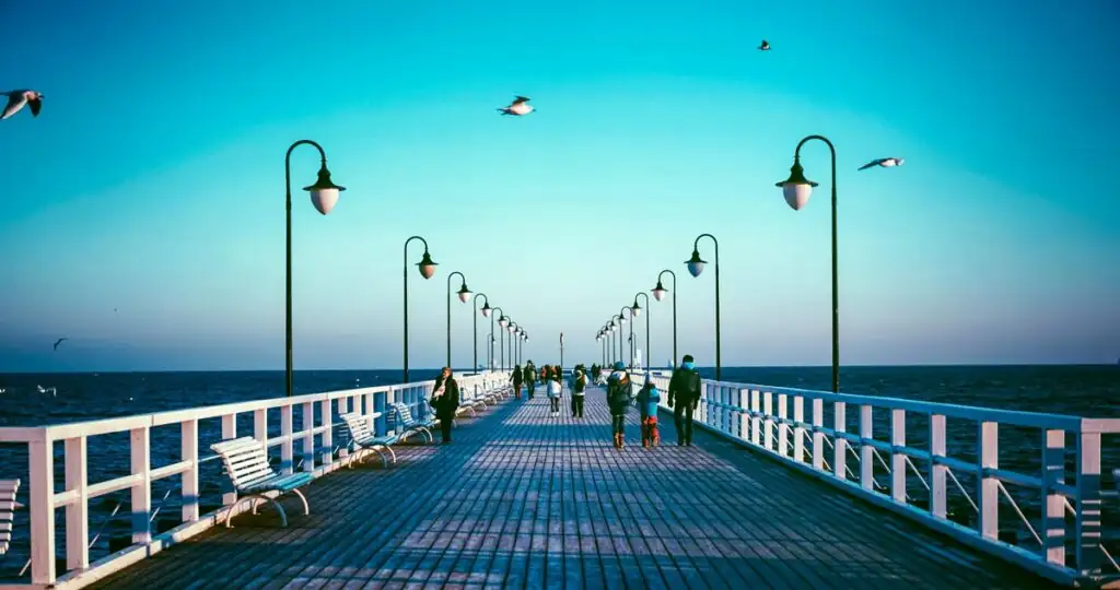 Gdynia Mole mit Spaziergängern, Blick auf das Meer und maritime Atmosphäre an der Polnischen Ostsee