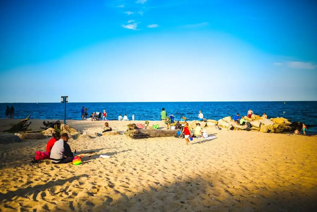 Strand von Gdynia-Orłowo mit Seebrücke und bewaldeter Steilküste an der Polnischen Ostsee