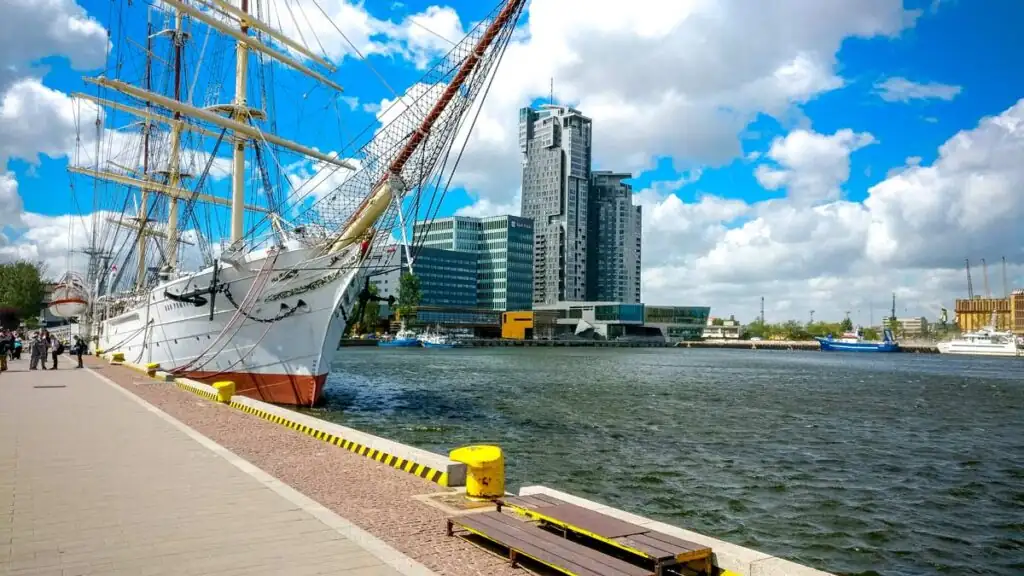 Altes Segelschiff im Hafen von Gdynia vor moderner Architektur an der Polnischen Ostsee