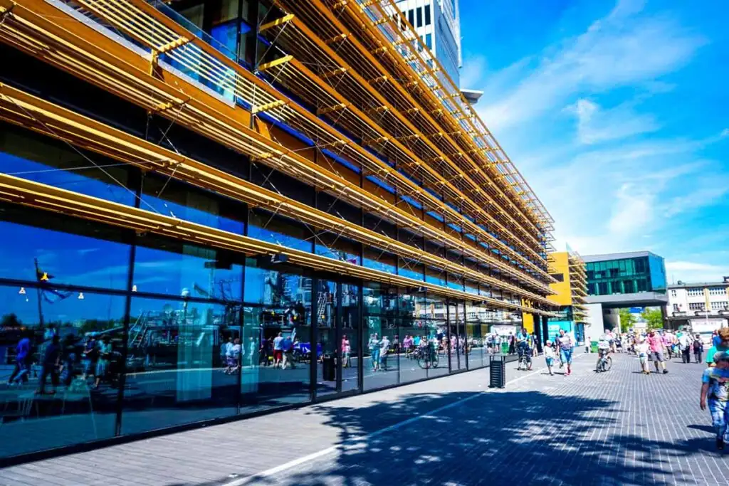 Modernes Einkaufszentrum in Gdynia mit Glasfassade an der Polnischen Ostsee