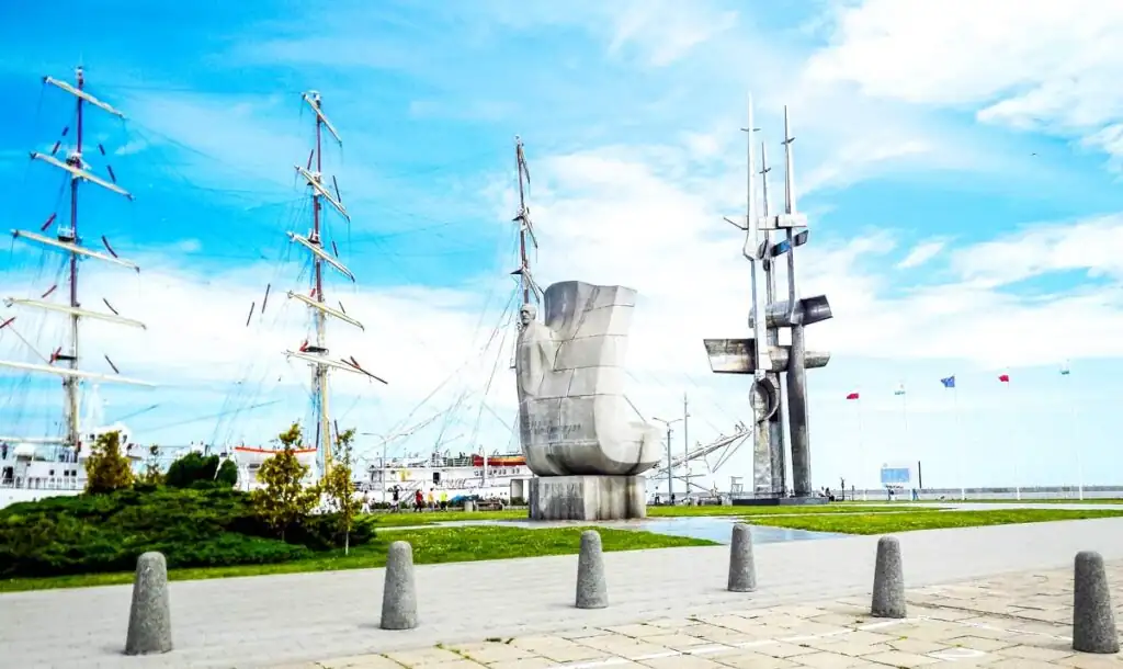 Denkmal von Joseph Conrad an der Südmole in Gdynia mit Blick auf den Hafen der Polnischen Ostsee