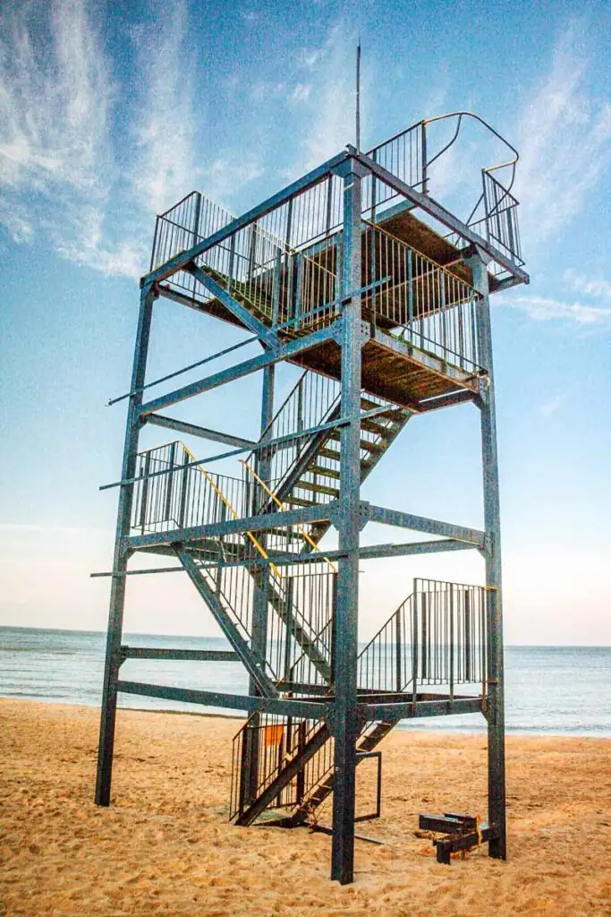 Aussichtsturm am Strand von Pobierowo mit Blick auf die Ostsee