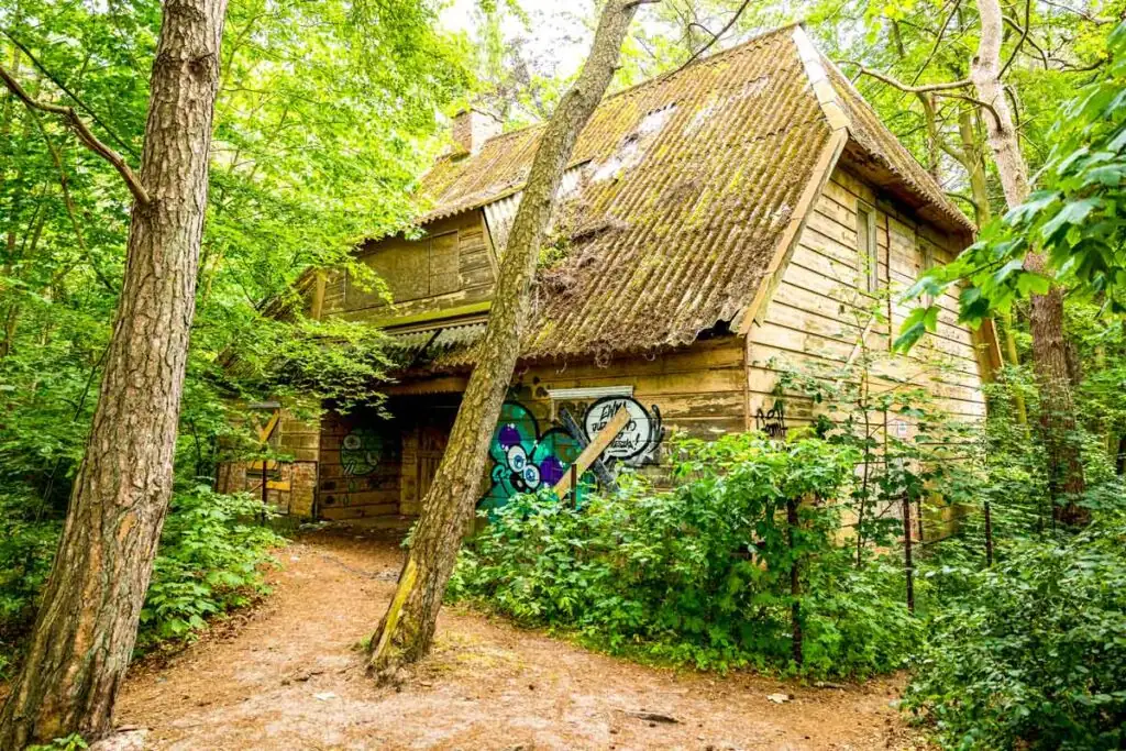 Das verfallene, von Bäumen umgebene Gebäude in Pobierowo, das als Eva Brauns angebliches Sommerhaus bekannt ist.