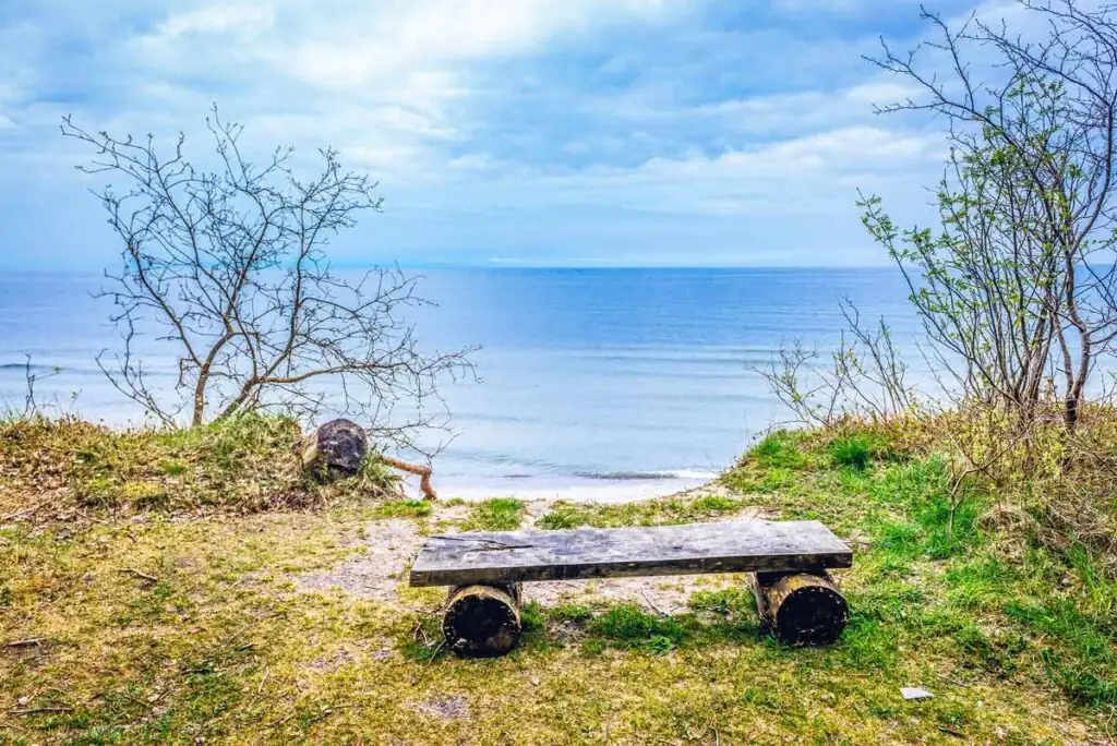 Bank an der Steilküste von Pobierowo mit Blick auf die Ostsee
