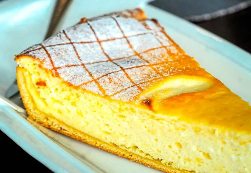 Polnischer Käsekuchen Sernik aus Twaróg – traditionelles Dessert beim polnisch Essen
