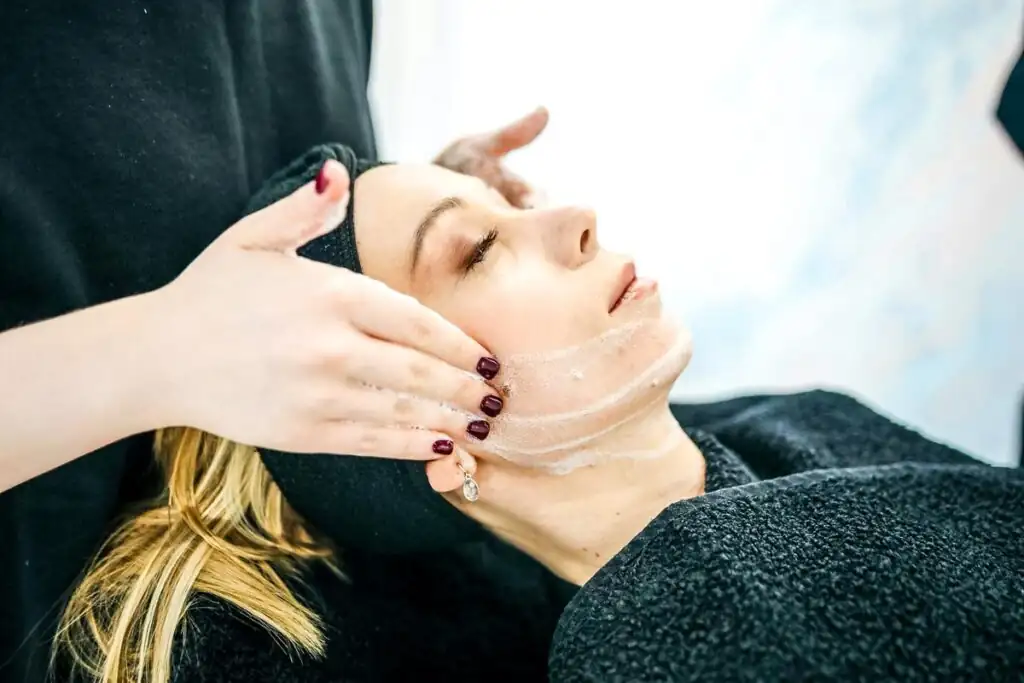 Gesichtsbehandlung mit Pflegecreme während eines Kuraufenthalts in Polen