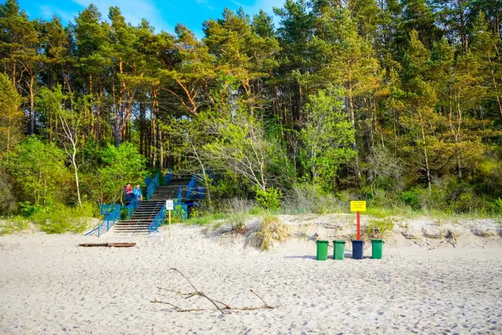 Eine Treppe führt durch die Dünen zum Sandstrand von Pobierowo.