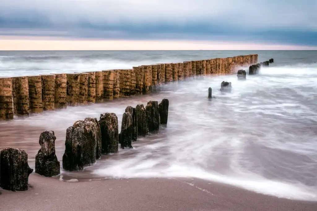Langzeitbelichtung der Buhnen im Meer an der Polnischen Ostsee – stimmungsvolle Szene für entspannte Silvestertage