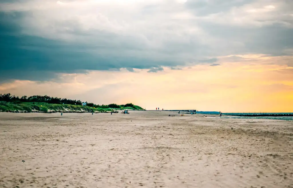 Breiter Sandstrand in Ustka an der Polnischen Ostsee, ideal zum Spazieren und Sonnenbaden