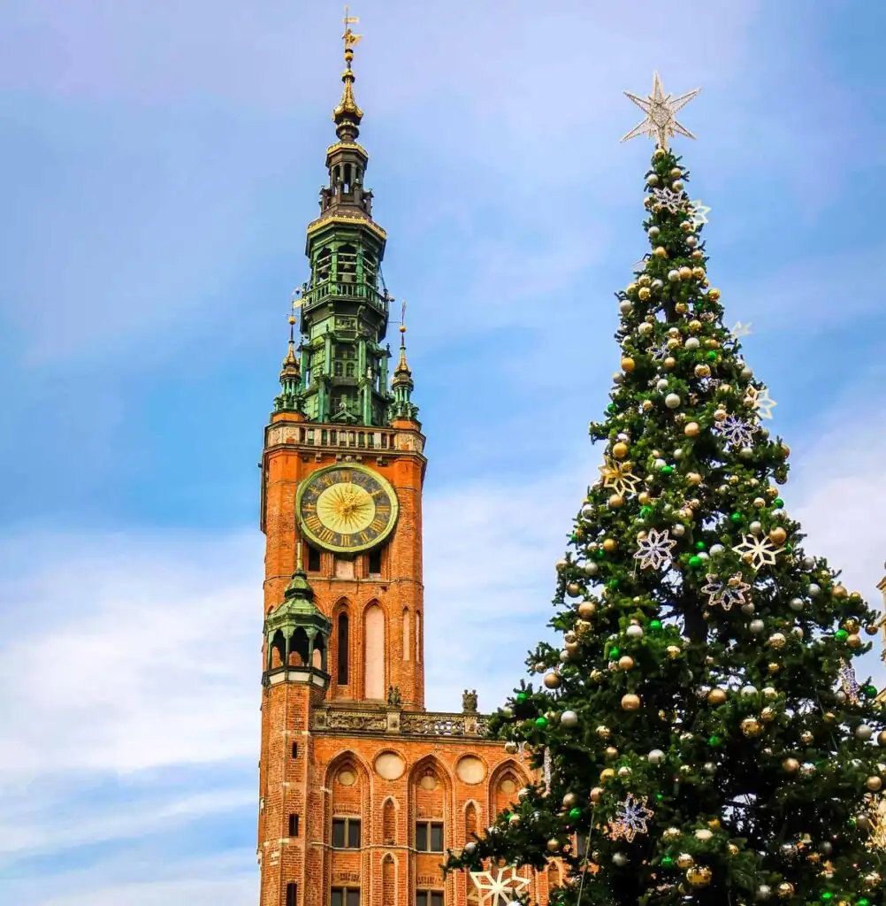 Weihnachten an der Polnischen Ostsee: Weihnachtsbaum vor dem Rechtstädtischen Rathaus in Danzig bei festlicher Beleuchtung