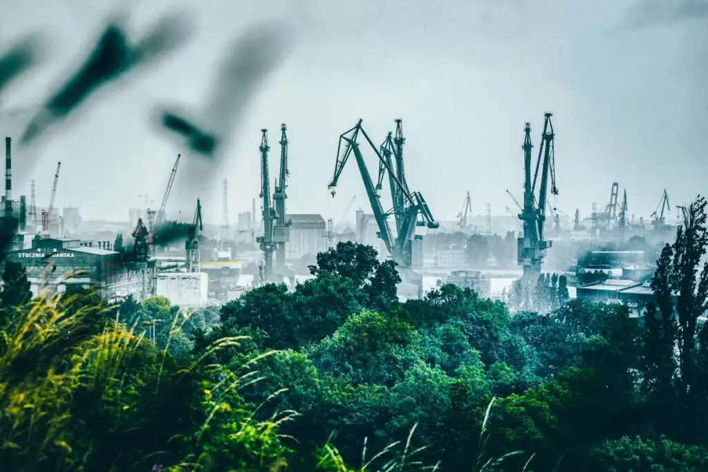 Heutiges Werftgelände in Danzig mit Kränen und Industriehallen, Symbol für die traditionsreiche Schiffbaugeschichte der Stadt