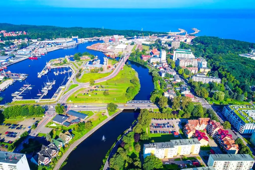 Drohnenblick auf Kolberg: Vom Fluss Parsęta über den Yachthafen bis zur Innenstadt mit ihren vielfältigen Vierteln und Hotels.