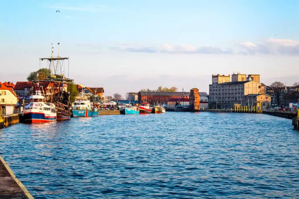 Hafen von Ustka mit Booten und ruhigem Wasser an der Polnischen Ostsee