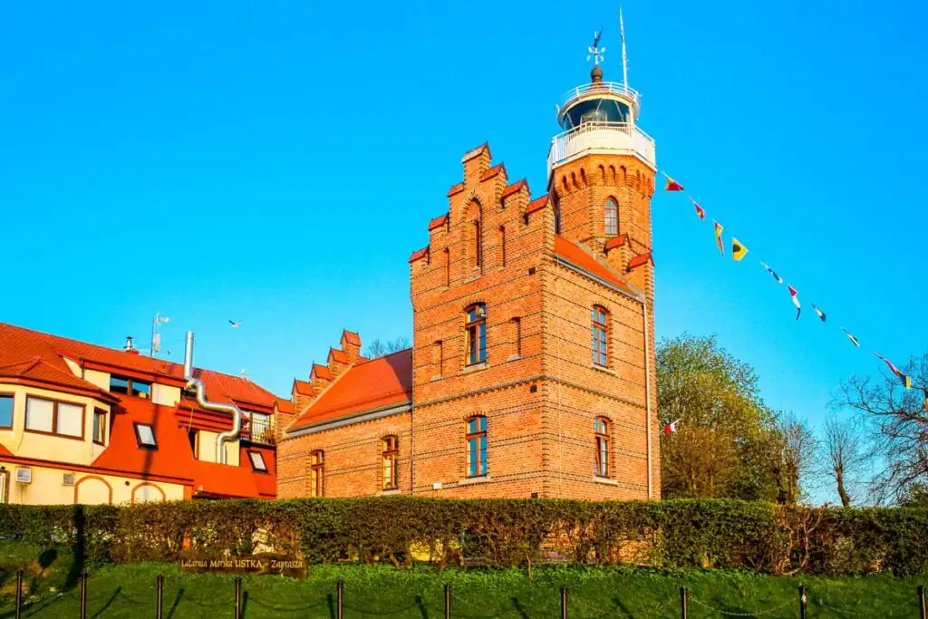 Leuchtturm in Ustka aus Backstein, Sehenswürdigkeit an der Polnischen Ostsee in Hafennähe