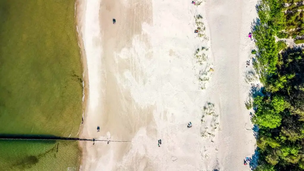 Drohnenaufnahme vom breiten Sandstrand von Ustka – maritimes Klima und Meeresluft machen den Kurort besonders erholsam.