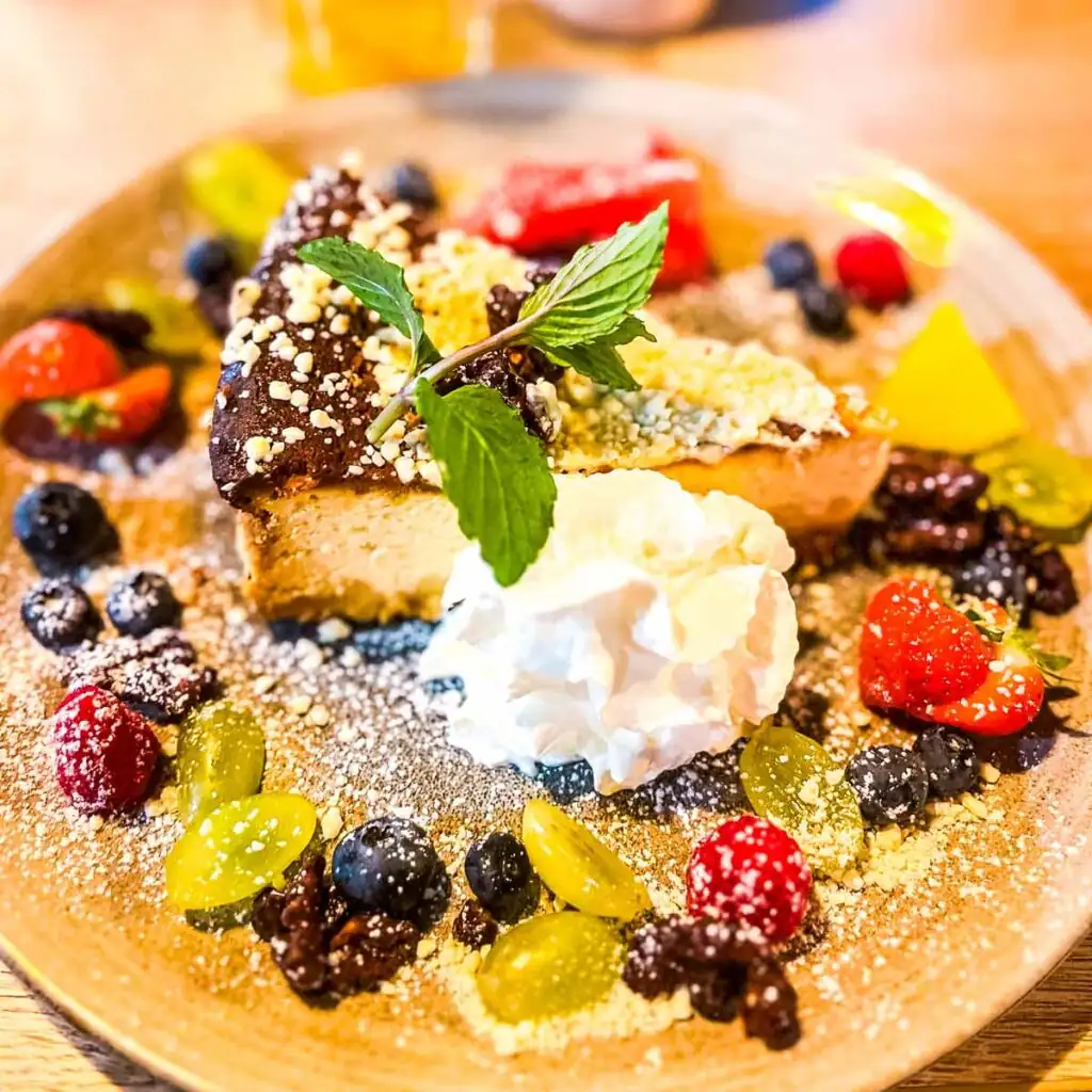 Käsekuchen mit frischen Beeren und Sahne in einem Café in Kolberg
