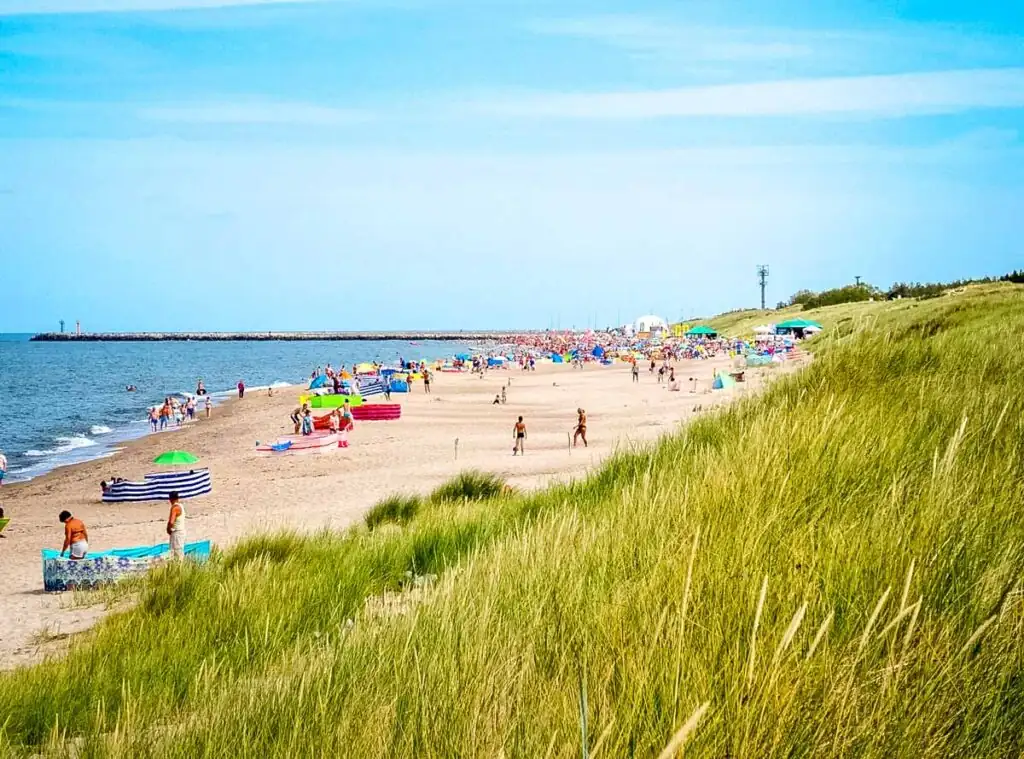 Sandstrand in Darłówko mit Blick auf die Ostsee und sanften Wellen bei sommerlichem Wetter