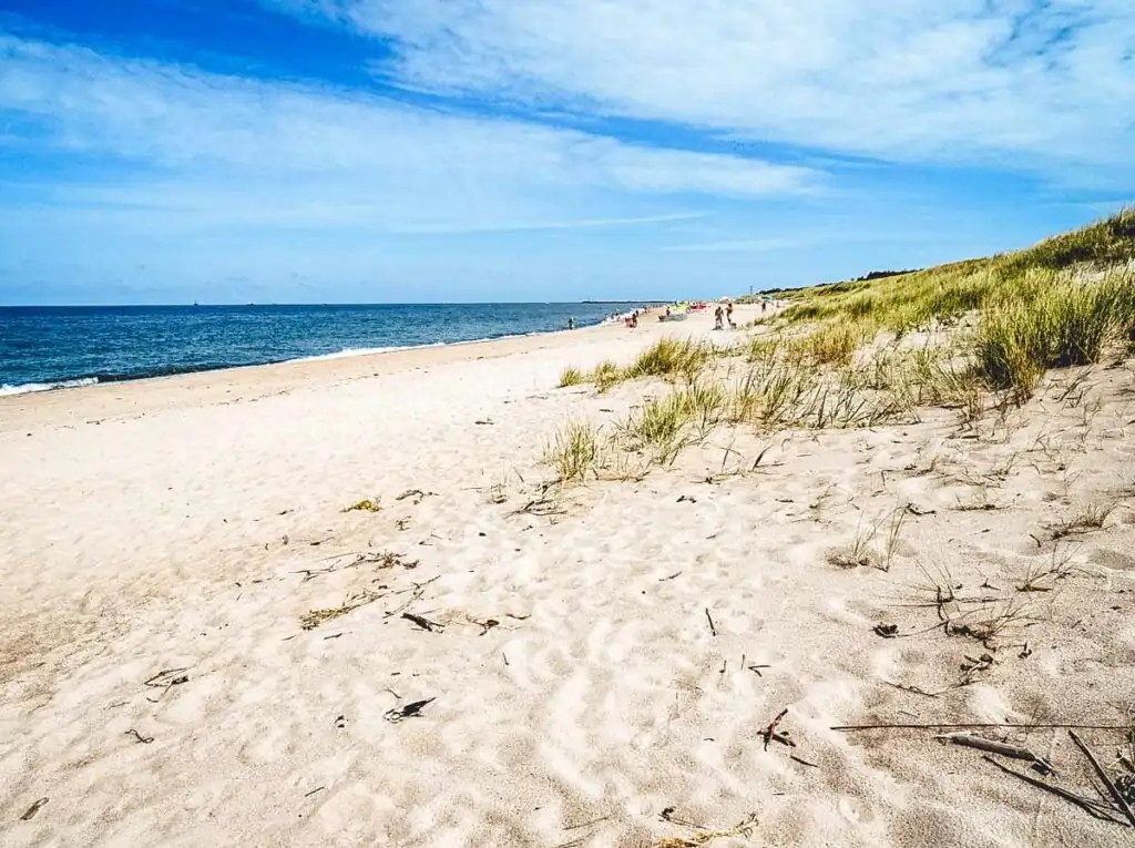 Etwas westlich von Darłowo findest du ruhige Strandabschnitte mit natürlicher Dünenlandschaft – ideal für entspannte Spaziergänge und ruhige Badetage.