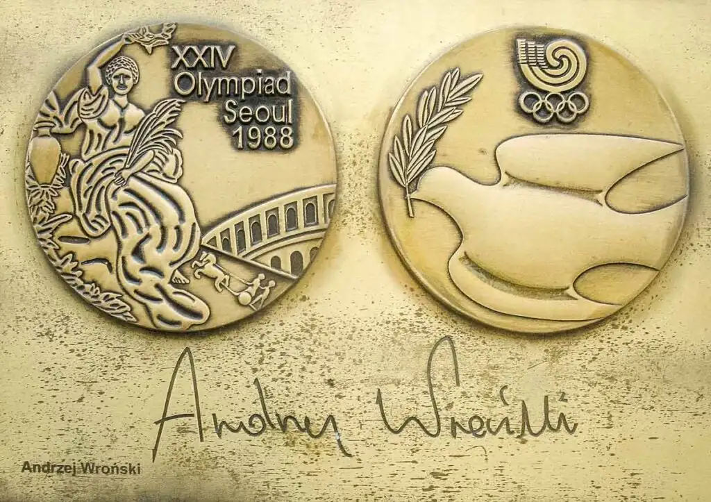 Gedenktafel mit Medaille und Unterschrift von Andrzej Wroński an der Sportallee in Dziwnów