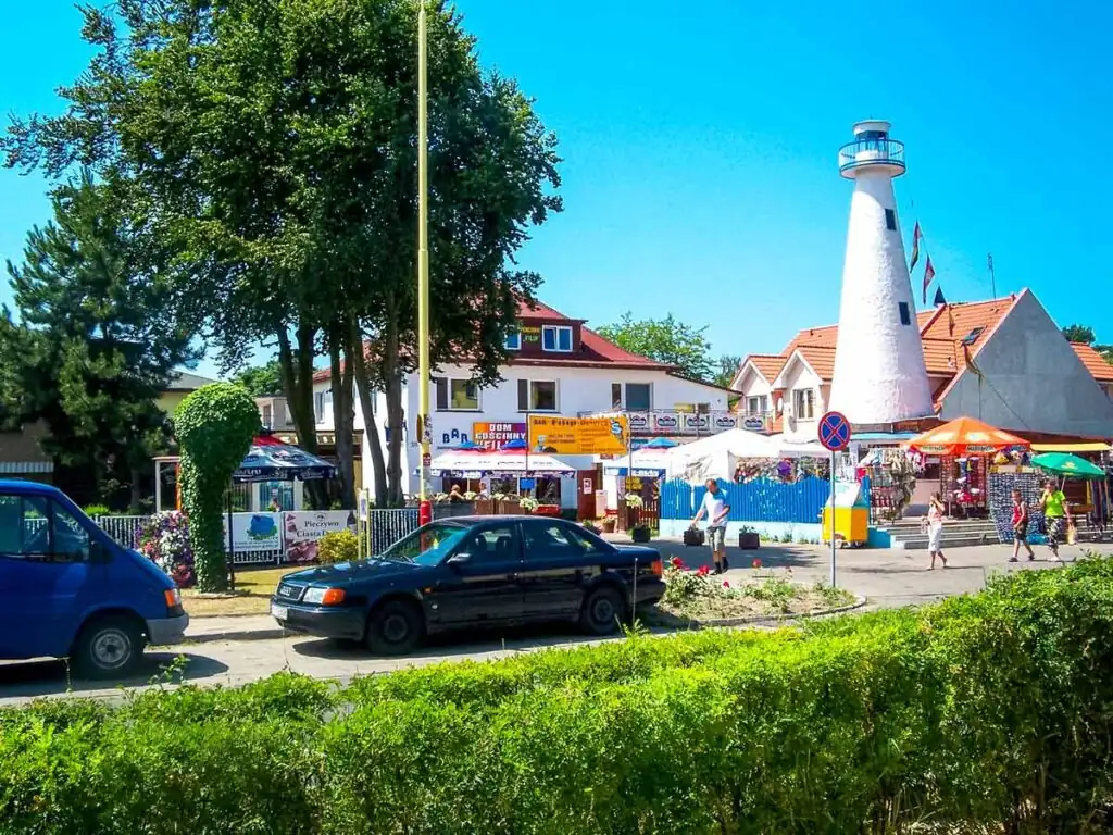 Kleiner symbolischer Leuchtturm in Dziwnówek im Ortszentrum