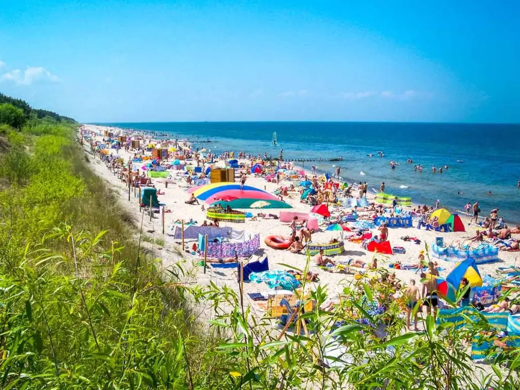Sommerlicher Strand in Dziwnówek mit vielen Badegästen