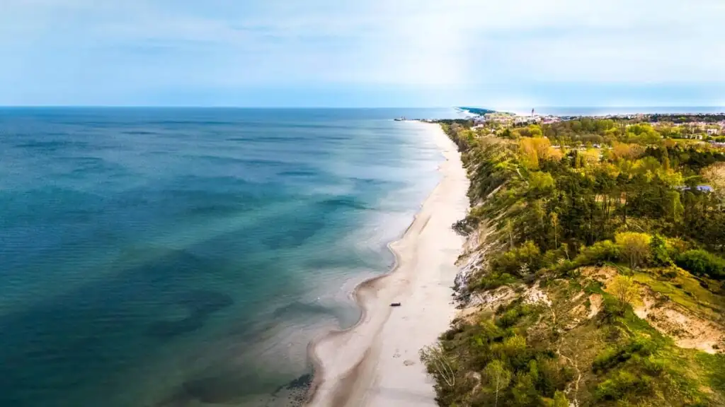 Drohnenaufnahme der Halbinsel Hel mit schmalem Sandstreifen zwischen der offenen Ostsee und der Putziger Bucht