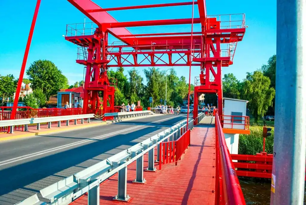 Geschlossene Klappbrücke über den Fluss Dziwna in Dziwnów