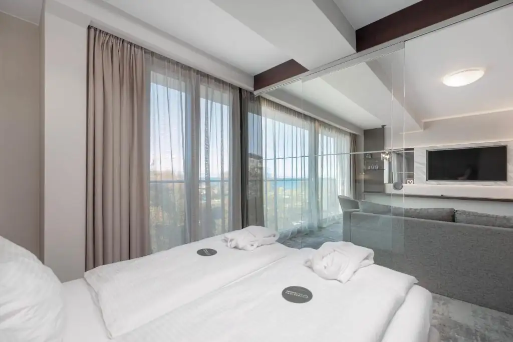 Modernes Hotelzimmer im Kolberg Marine Hotel mit Meerblick und einem Doppelbett