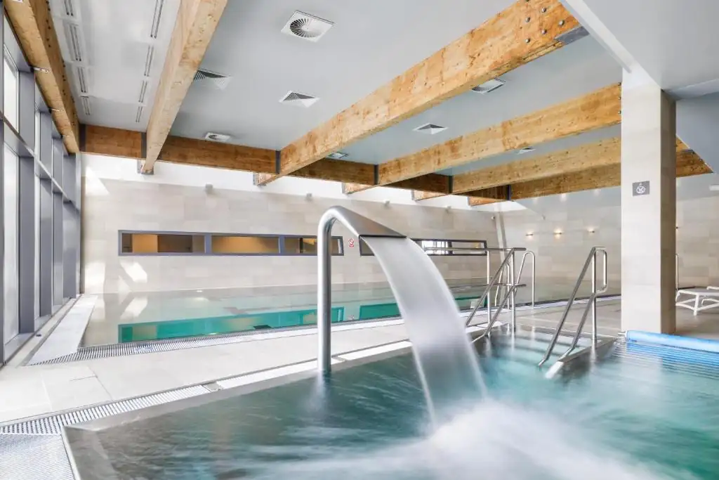 Innenpools und Wellnessbereich im Kolberg Marine Hotel mit moderner Ausstattung