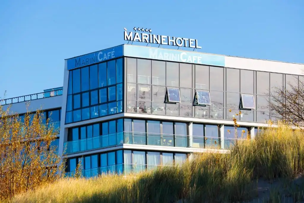 Außenansicht des Kolberg Marine Hotels direkt an der Ostseeküste gelegen