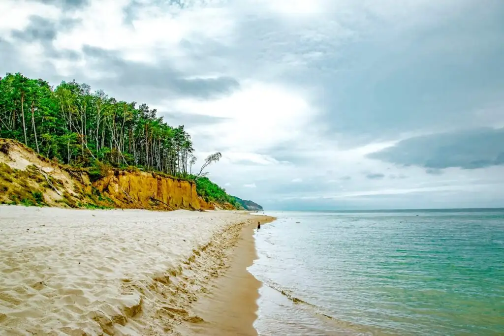 Strand bei Międzyzdroje (Misdroy) mit Blick auf die Steilküste am Rand des Wolin-Nationalparks