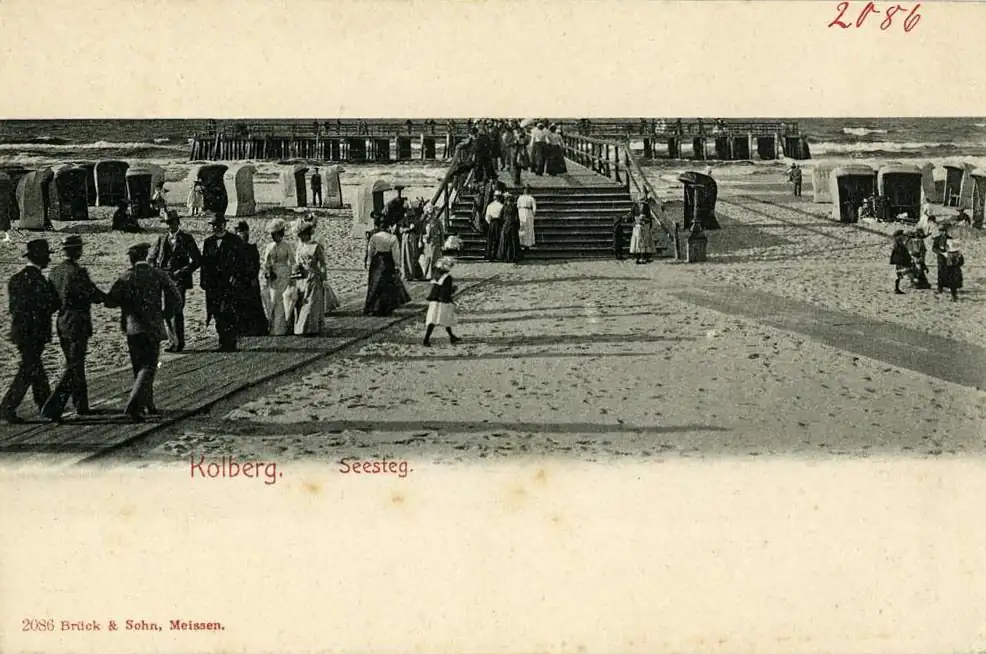 Alte Holz-Seebrücke in Kolberg, aufgenommen vor dem Zweiten Weltkrieg – Teil der frühen touristischen Entwicklung der Stadt.