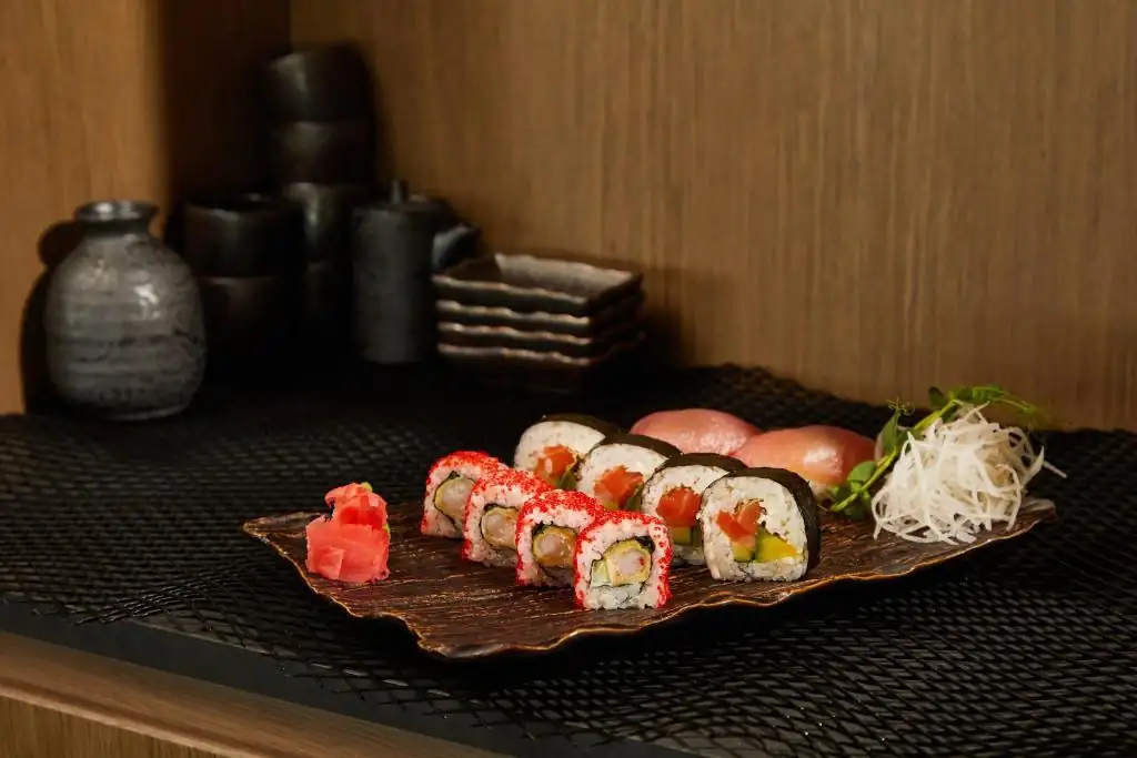 Sushi im Marine Hotel Kolberg – Teil des abwechslungsreichen kulinarischen Angebots mit Buffet, À-la-carte-Restaurant und Panorama-Café.